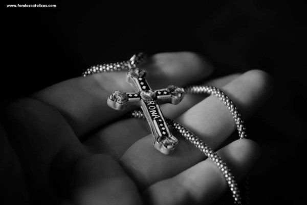 Крестик в руке