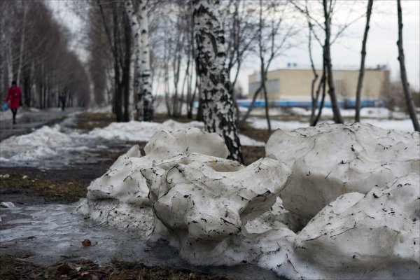 Ранняя Весна, грязный снег