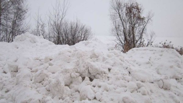 Грязные сугробы снега