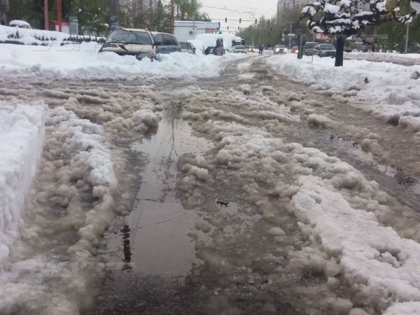 Грязный снег тает
