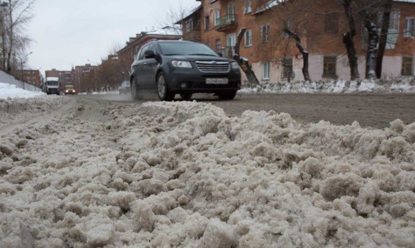 Весенний грязный сугроб