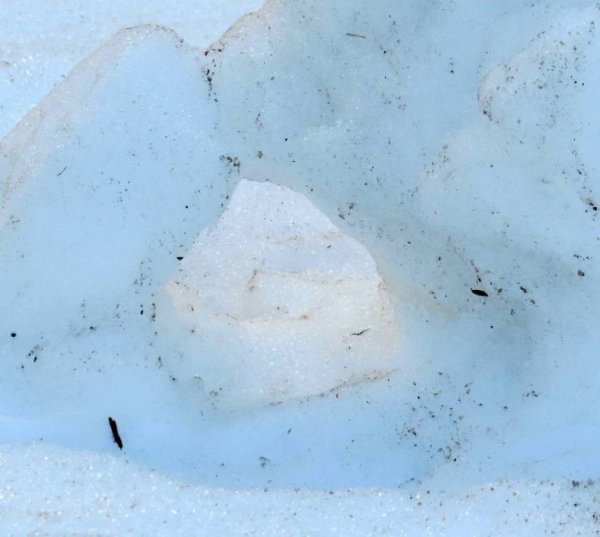 Снежки из грязного снега