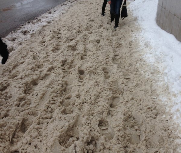 Снежное месиво на тротуарах