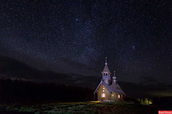 Деревенская Церковь ночью