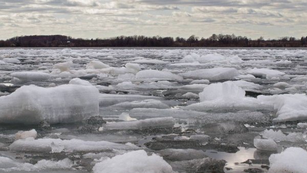 Таяние снега на реке