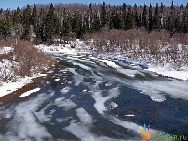 Река тает снег