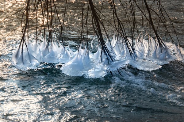 Ручей подо льдом