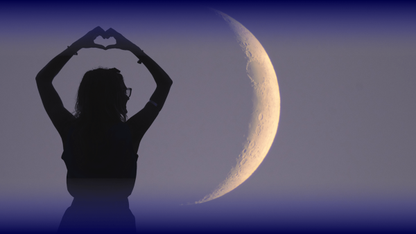 Фото девушка держит луну