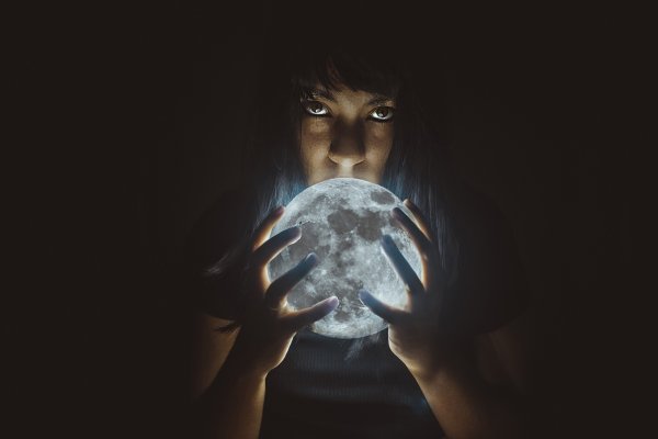 Девушка с луной в руках