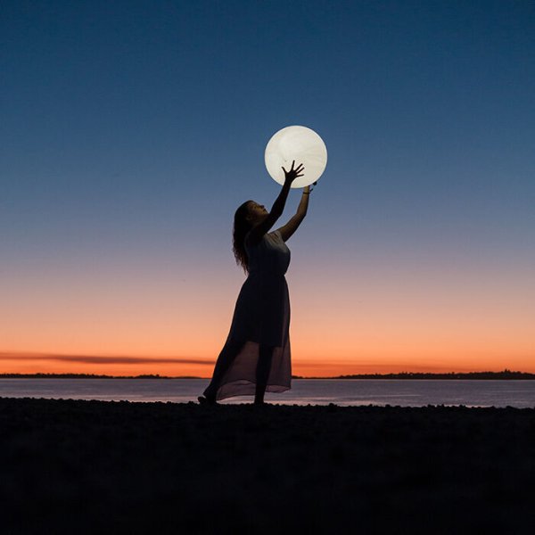 Девочка держит луну