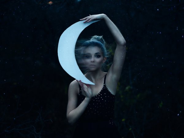 Девочка на Луне