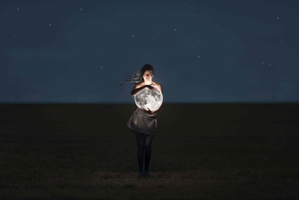 Девушка с луной в руках
