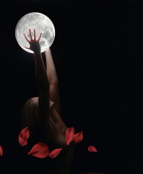 Девушка с луной в руках