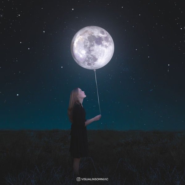 Человек держит луну