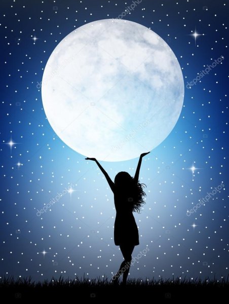 Девушка держит луну