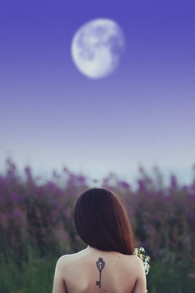 Девушка любуются на луну