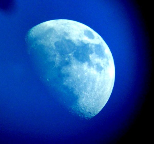 Светло голубая Луна