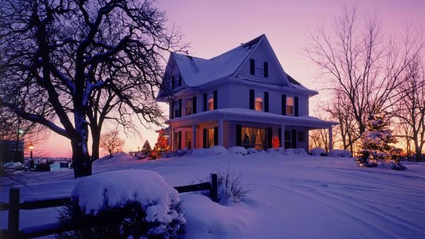 Красивый дом в лесу зимой - красивые фото