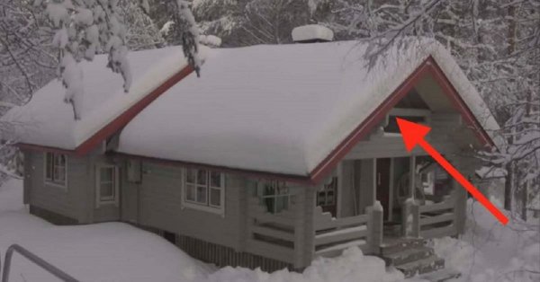 Деревянный дом со снегом на крыше