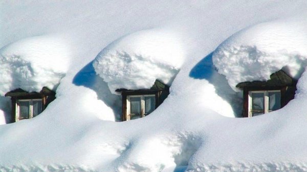 Снежные сугробы в деревне