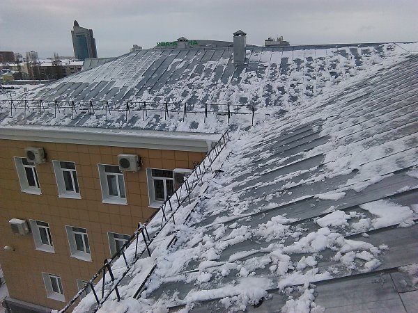 Снежный Покров на крыше здания