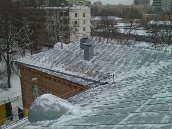 Снег на крыше