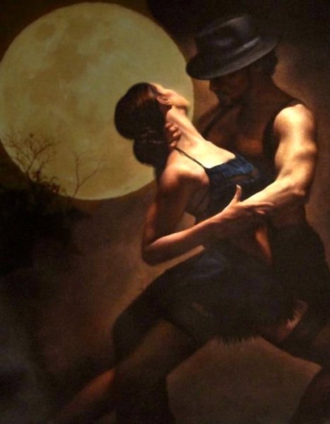 Пара танцует под луной