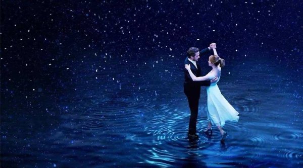 Танцующая пара под луной