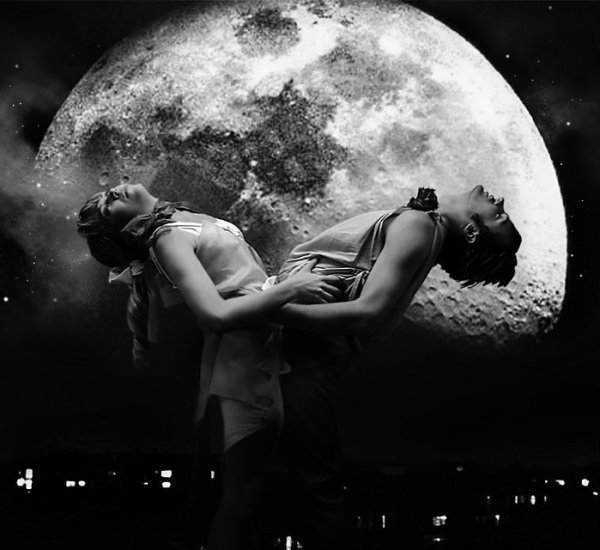 Девушка танцует под луной