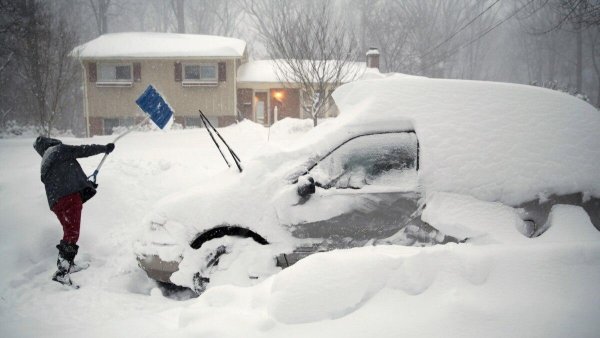 Откапывает машину