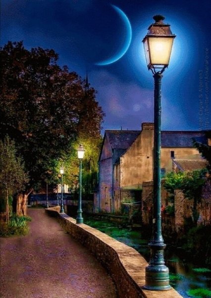 Темная улица с фонарями