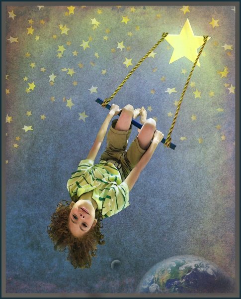 Девушка на качелях в небе