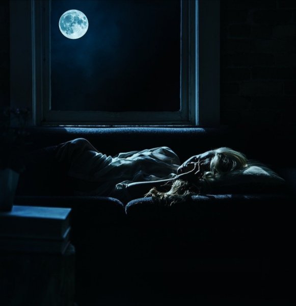 Человек в темной комнате