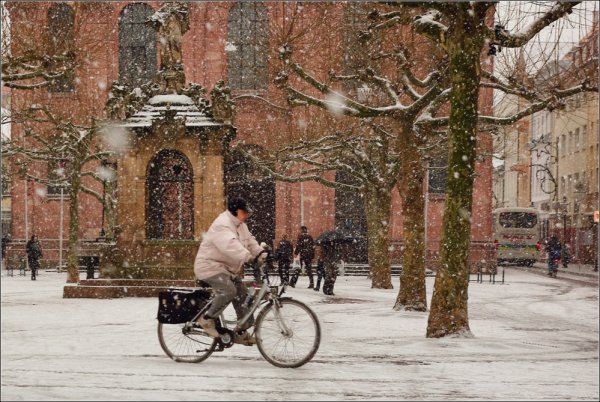 Первый снег в городе