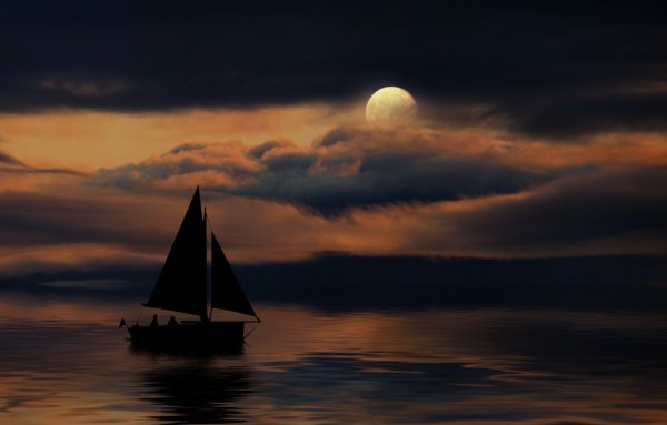 Лодка ночью в море