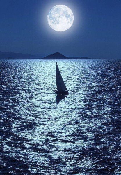 Лодка ночью в море