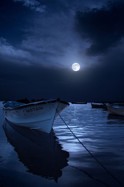 Лодка ночью в море