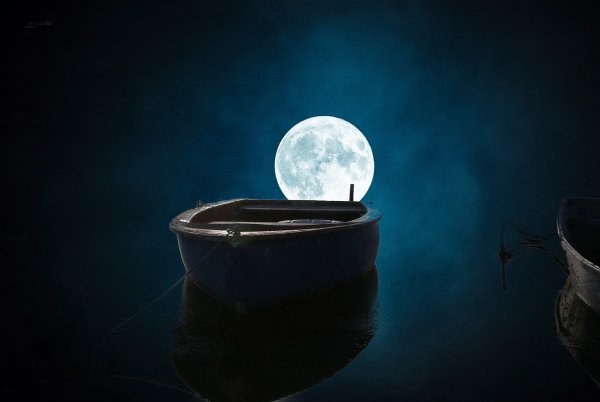 Отражение Луны в воде