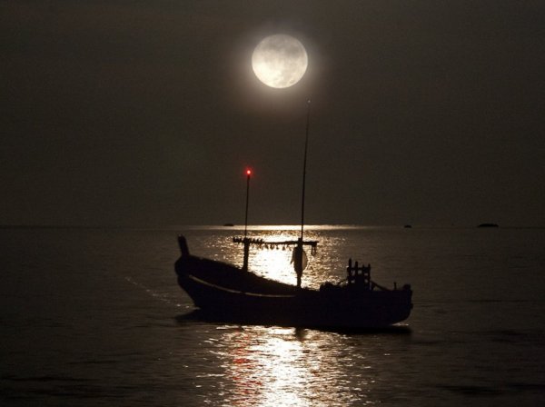 Лодка в ночном море