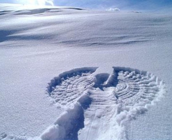 Ангелочек на снегу