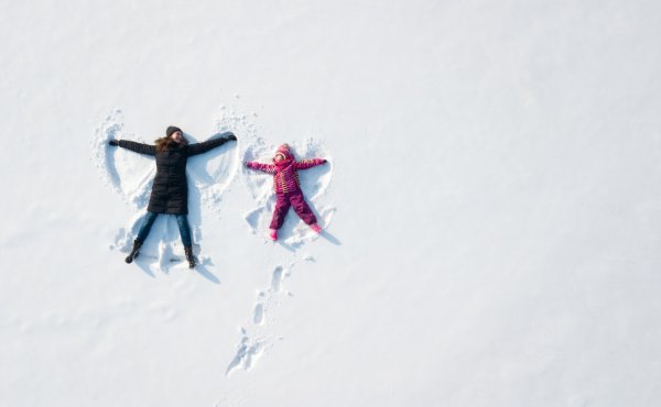 Делает снежного ангела