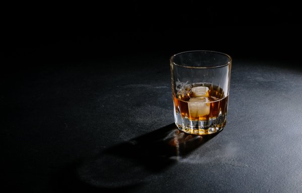 Бокал виски на столе