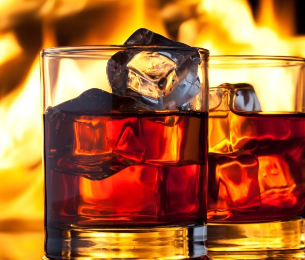 Бокал виски со льдом