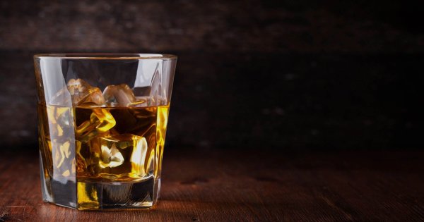 Виски кола на синем фоне