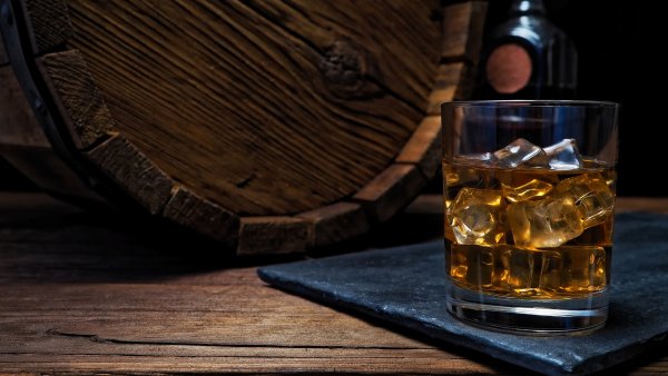 Стакан виски на столе