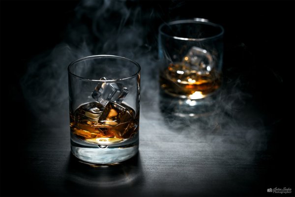 Стакан виски на черном фоне