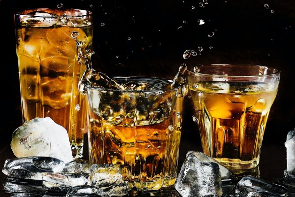 Стакан виски со льдом