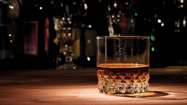 Виски со льдом в баре
