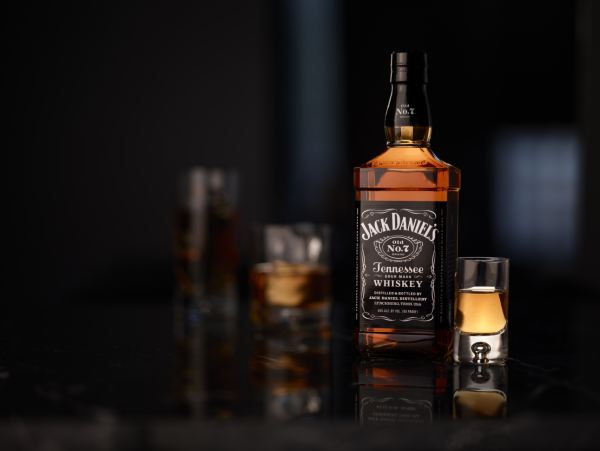 Виски на темном фоне