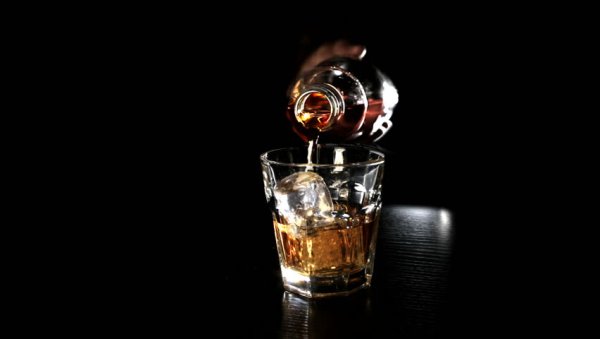 Виски на черном фоне